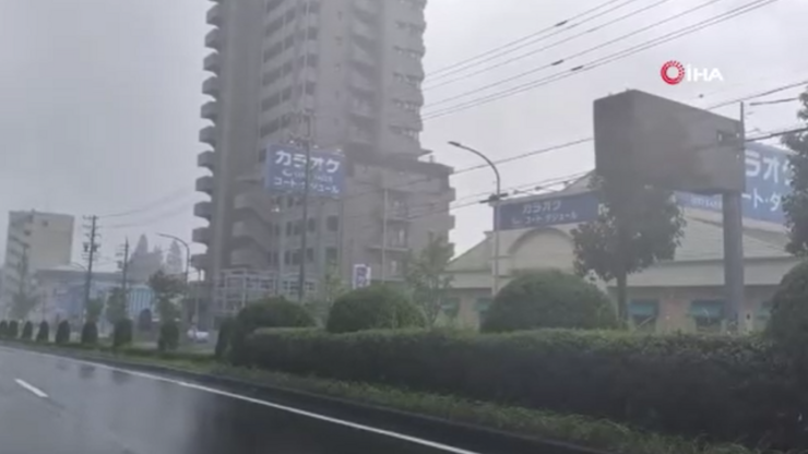 Japonya'da etkili olan tayfun elektrik kesintisine neden oldu