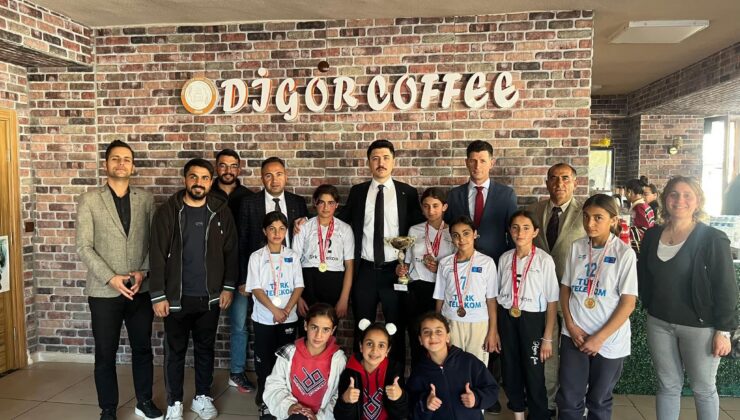 Digor Kaymakamı Ahmed Tayyib Kahraman, Atletizm Şampiyonlarını Tebrik Etti