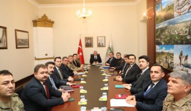 Kars’ta Güvenlik ve Asayiş Toplantısında yeni yıl öncesinde alınacak tedbirler değerlendirildi